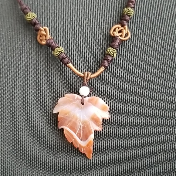 🔥3/$15 Brown jade leaf necklace - Picture 1 of 4